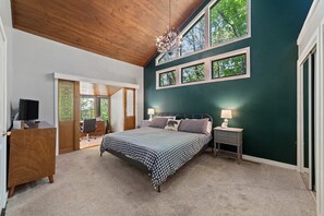 4 makuuhuonetta, työpöytä, ilmainen Wi-Fi, vuodevaatteet