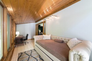 4 bedrooms, desk, free WiFi, bed sheets