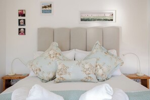2 bedrooms, iron/ironing board, travel crib, WiFi - Seagrass - Dog Friendly-Hot Tub-Sea Views-Sleeps 4 (Ventnor)