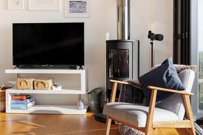 Smart TV, fireplace - Seagrass - Dog Friendly-Hot Tub-Sea Views-Sleeps 4 (Ventnor)