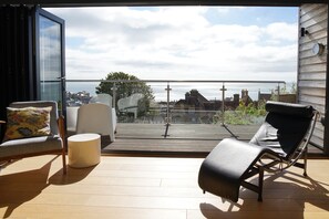 Terrace/patio - Seagrass - Dog Friendly-Hot Tub-Sea Views-Sleeps 4 (Ventnor)