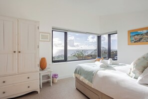 2 bedrooms, iron/ironing board, travel crib, WiFi - Seagrass - Dog Friendly-Hot Tub-Sea Views-Sleeps 4 (Ventnor)