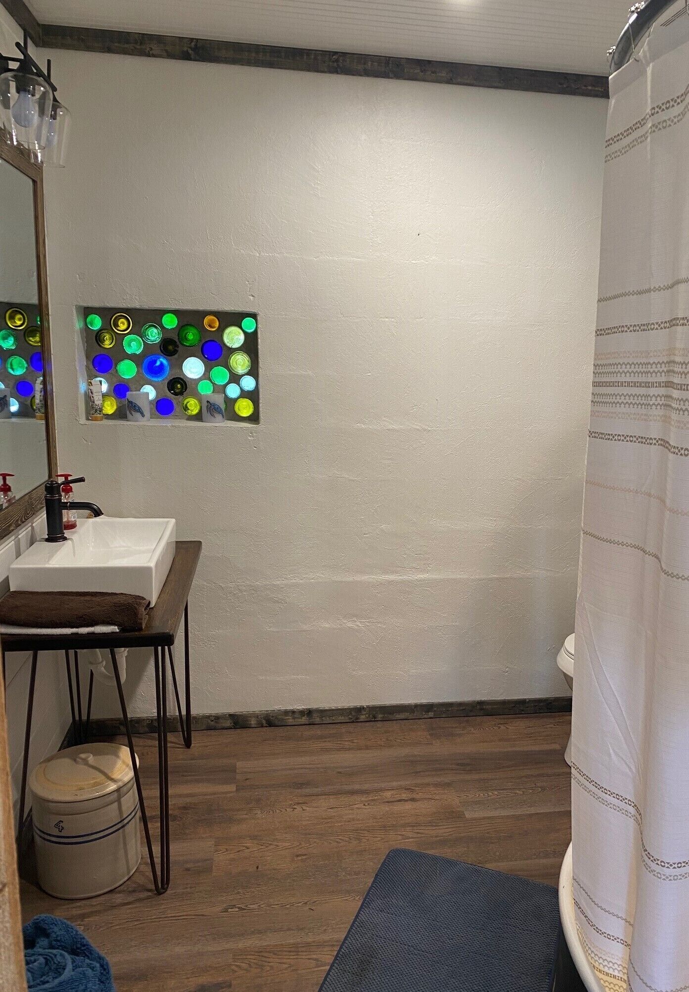 Ensemble douche/baignoire, serviettes fournies, savon, shampoing