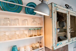 Fridge, oven, stovetop, coffee/tea maker