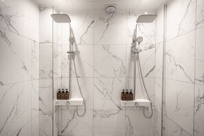 Party Room | Bathroom shower - Hotel Maria (Pyeongtaek)