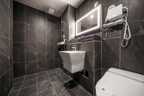 Standard Mini Room | Baño | Amenidades de baño gratuitas, secadora de cabello, batas, pantuflas 