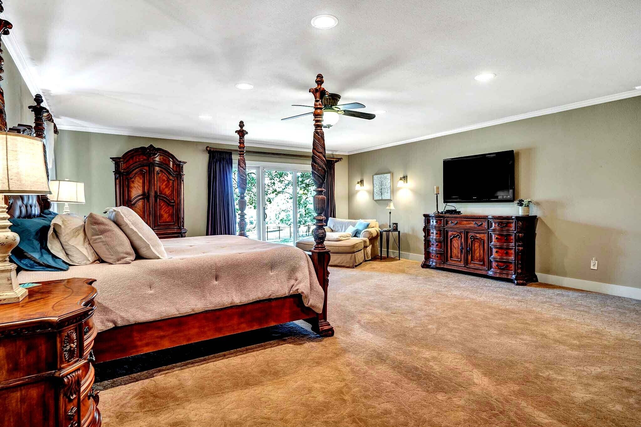 4 bedrooms, iron/ironing board, WiFi, bed sheets