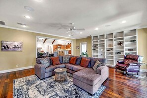 TV - Piece of Paradise: Pool, Hot-Tub, Pickleball, 2-Acre, Pond, Privacy (Tyler)