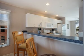 Fridge, microwave, oven, stovetop - Casa Laura Unit D - Lake Louise with a private pool (Cape Coral)