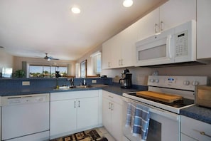 Fridge, microwave, oven, stovetop - Casa Laura Unit D - Lake Louise with a private pool (Cape Coral)