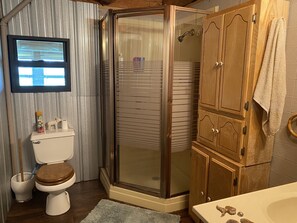 Combined shower/bathtub, towels, toilet paper