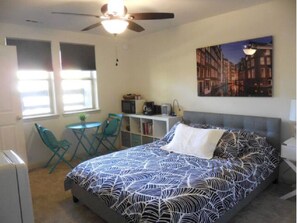 1 habitación, escritorio, wifi gratis y ropa de cama
