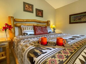 1 chambre, bureau, fer et planche à repasser, lit de bébé portatif