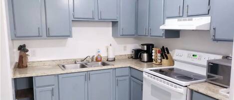 Réfrigérateur, four à micro-ondes, un four, surface de cuisson