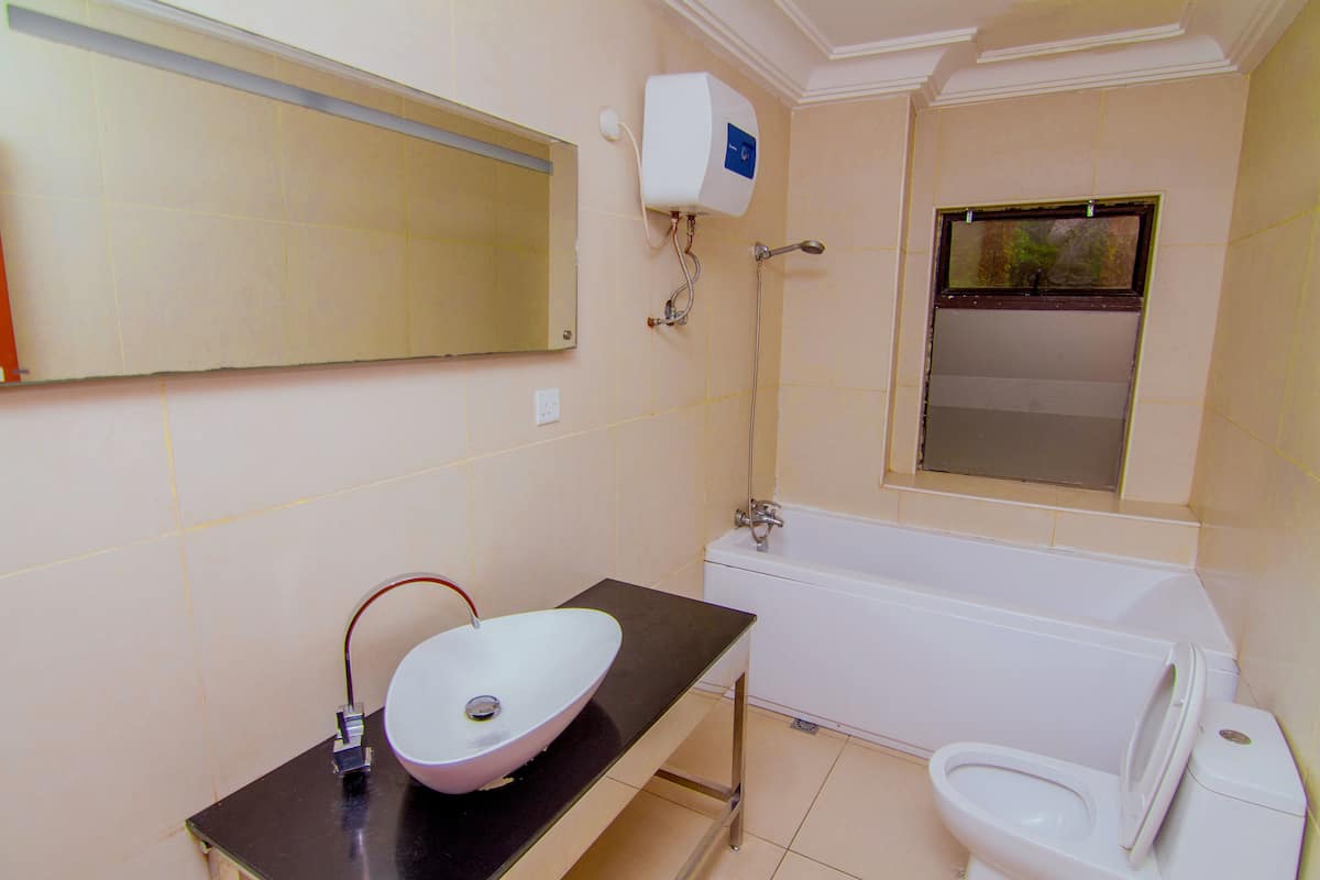 Quarto executivo, 1 cama Queen, vista para a cidade, ao lado da praia | Banheiro | Chuveiro/banheira combinados, toalhas de banho