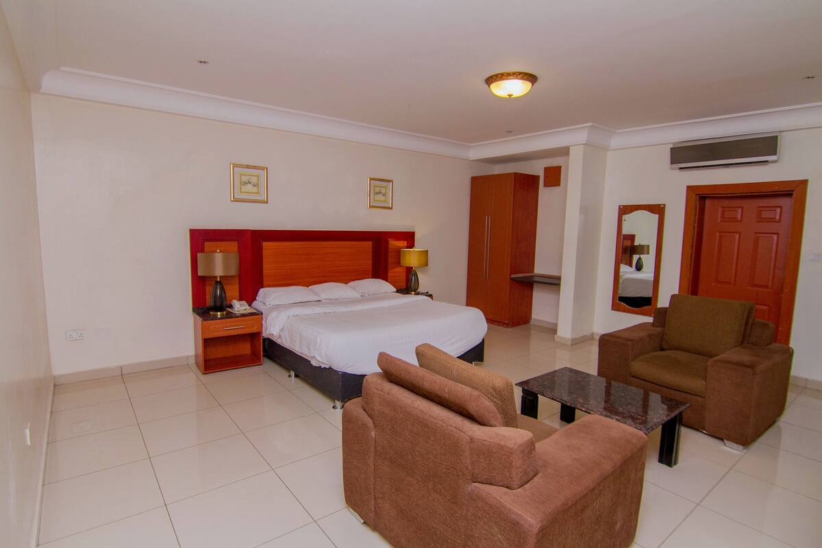 Quarto solteiro premium | Escrivaninha, Wi-Fi de cortesia, individualmente mobiliados