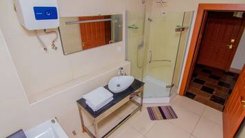 Chambre Supérieure | Salle de bain | Ensemble douche/baignoire, serviettes fournies