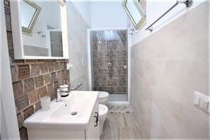 Combined shower/bathtub, towels