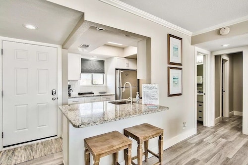 Beach service included begins March 1st beachfront 1 bedroom 1 bath sleeps 6