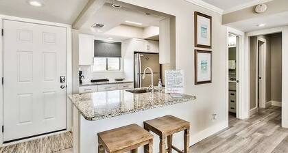 Beach service included begins March 1st beachfront 1 bedroom 1 bath sleeps 6