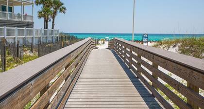 Blue Haven- Beachside condo - 4 minute walk to sand!