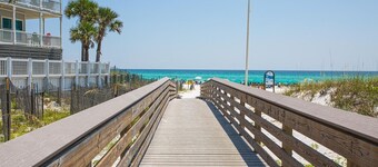 Blue Haven- Beachside condo - 4 minute walk to sand!