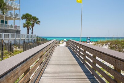 Blue Haven- Beachside condo - 4 minute walk to sand!