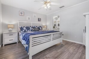 3 bedrooms, desk, iron/ironing board, free WiFi - Unit D Water Front Condo, Under a Mile to beach! (Corpus Christi)