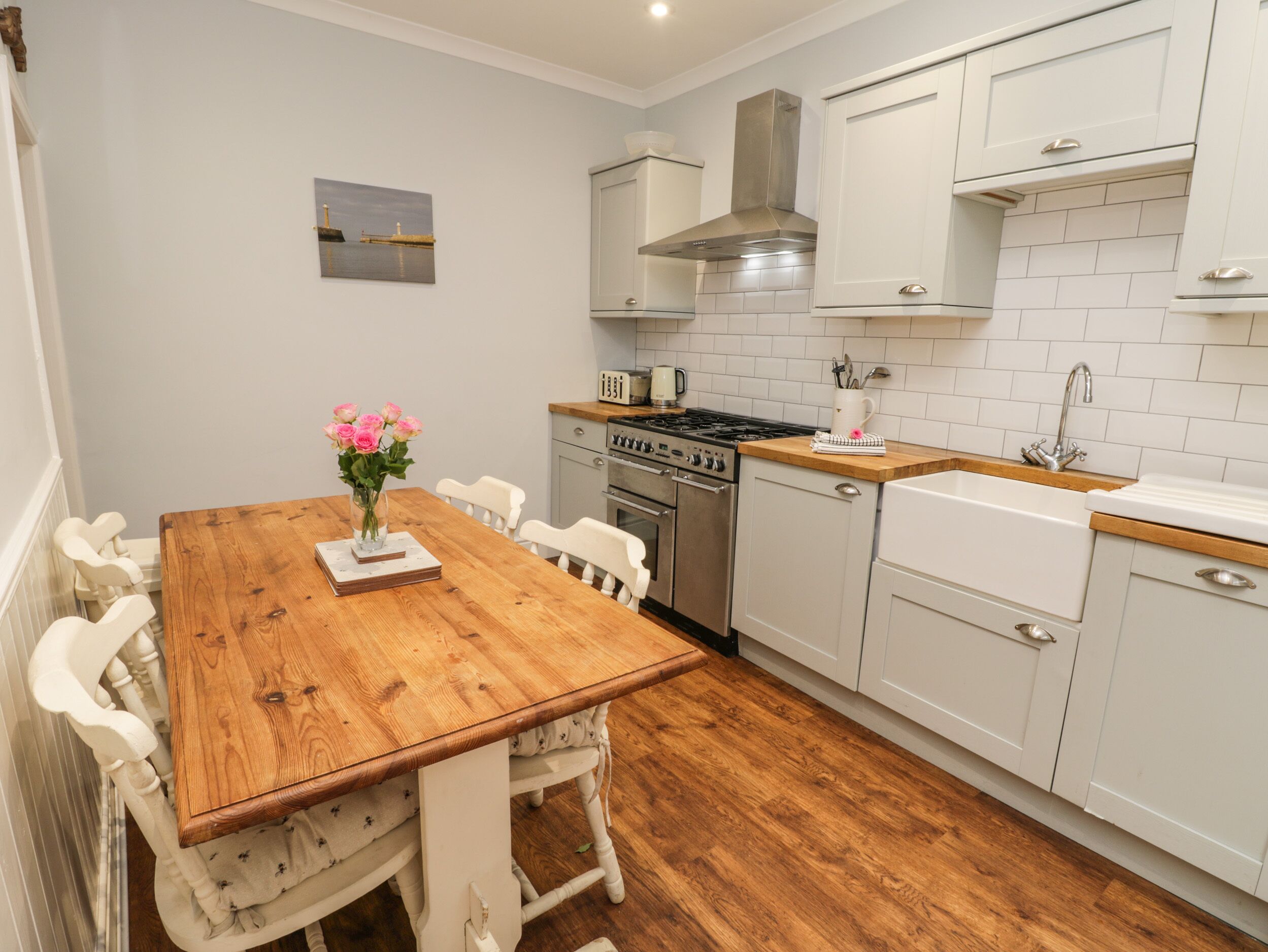 CAPTAINS COTTAGE, pet friendly, character holiday cottage in Whitby