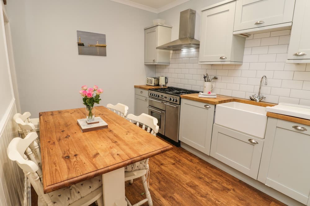 CAPTAINS COTTAGE, pet friendly, character holiday cottage in Whitby