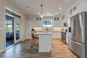 Fridge, microwave, oven, stovetop - Relax in Luxury at the Cottages (Osoyoos)