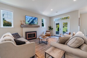 Smart TV, fireplace - Relax in Luxury at the Cottages (Osoyoos)