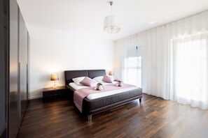 5 habitaciones, tabla de planchar con plancha y internet gratis 