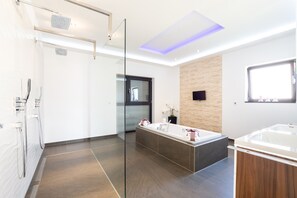 Ensemble douche/baignoire, baignoire Ă jets, sĂšche-cheveux