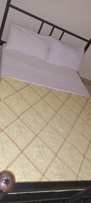 4 habitaciones, ropa de cama hipoalergénica y muebles diferentes 