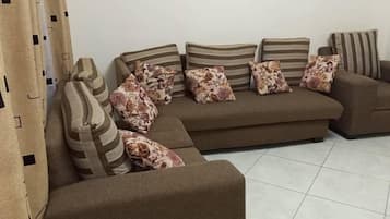 Luxe villa | Woonkamer | Een 32-inch ledtelevisie met satellietzenders en een televisie