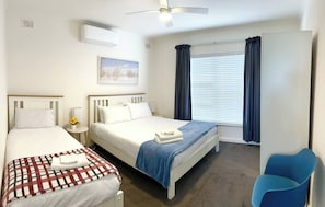 2 Schlafzimmer, Schreibtisch, Bügeleisen/Bügelbrett, Reisekinderbett
