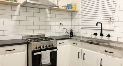 Cosy & comfortable 2 BDRM budget unit. Unlimited Wifi, free parking & air-con. Near shops & bus stop
