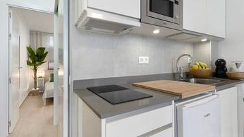 Kühlschrank, Mikrowelle, Herdplatte, Wasserkocher mit Kaffee-/Teezubehör
