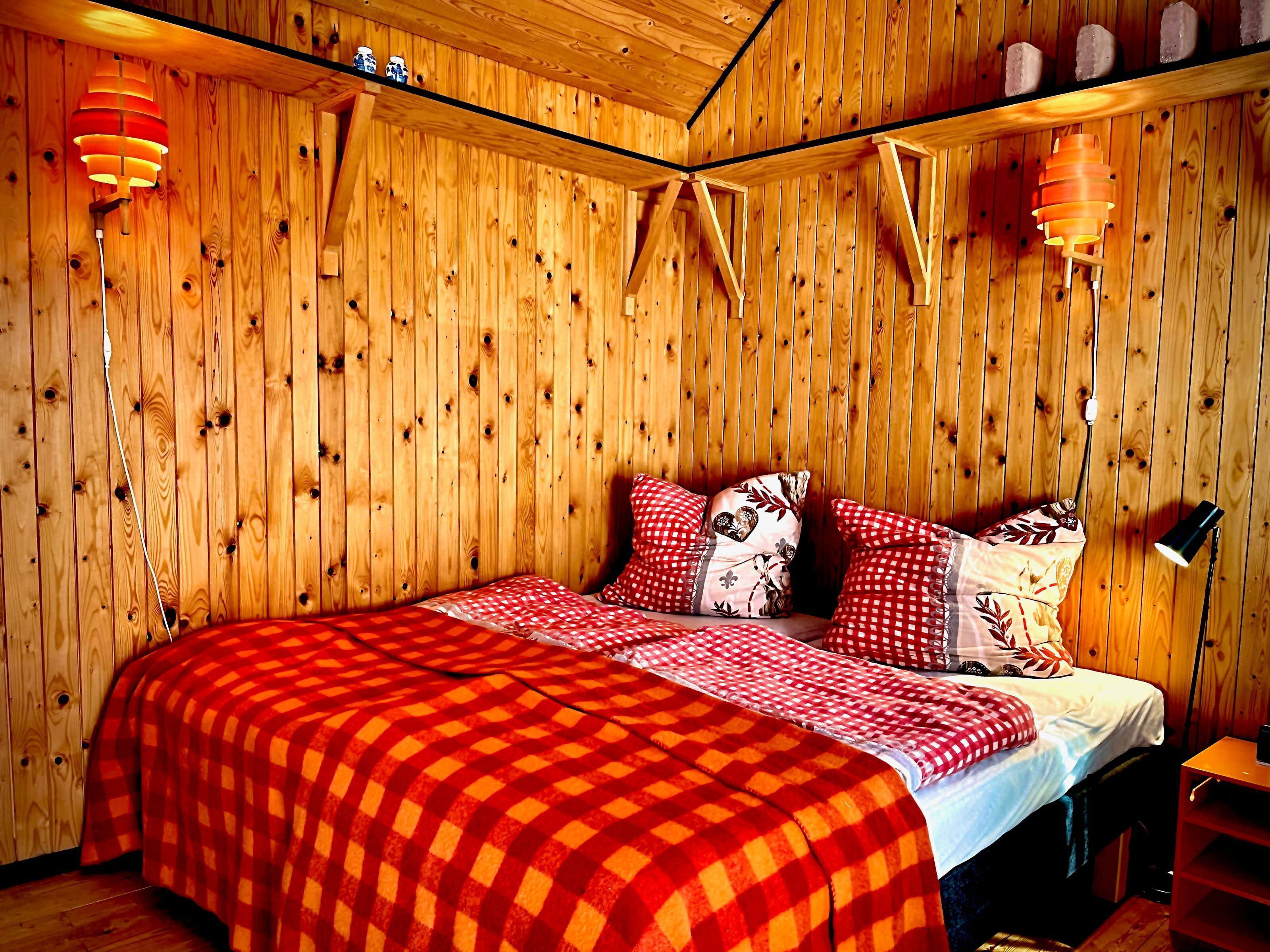 4 bedrooms, desk