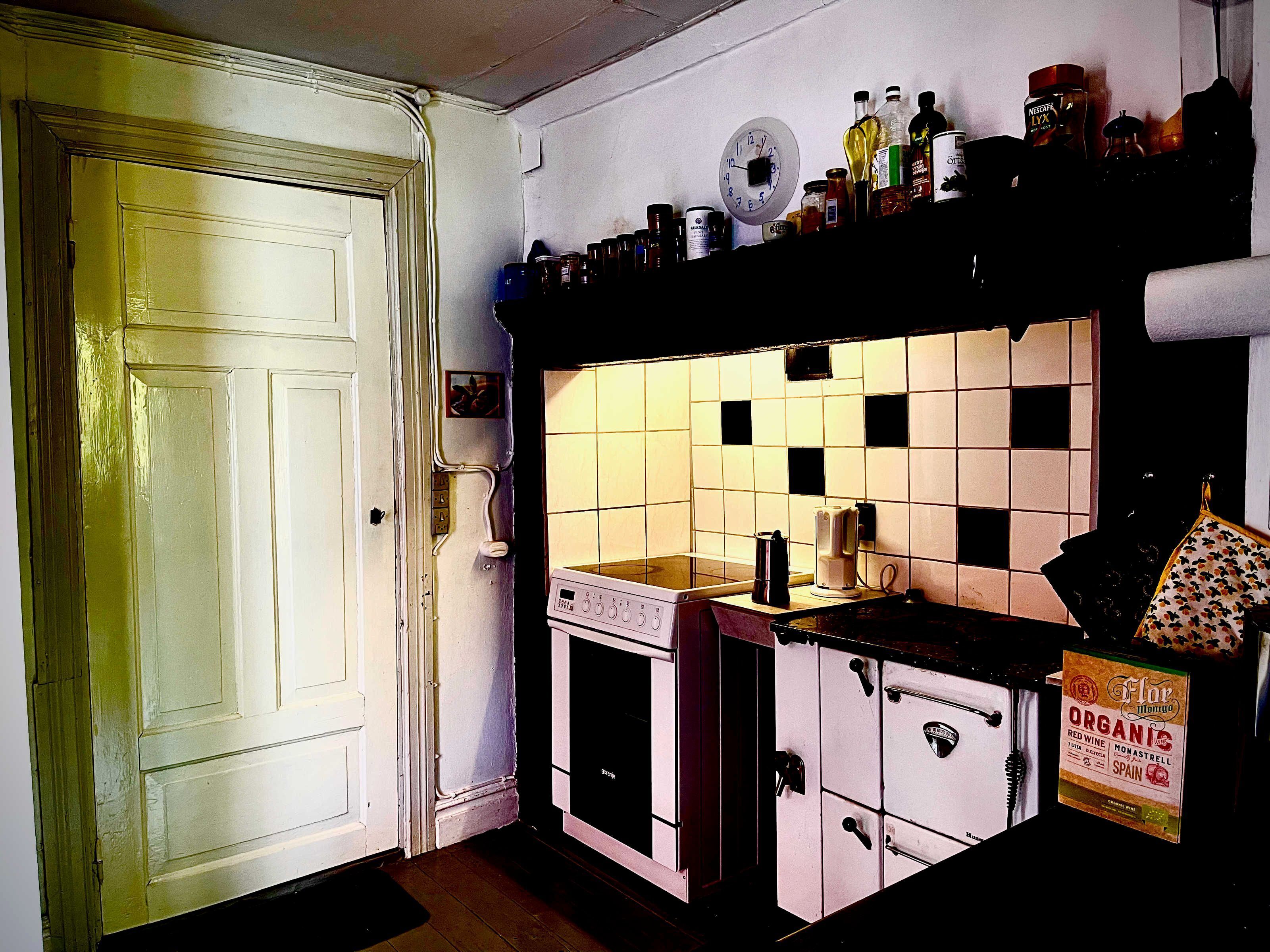 Een koelkast, een microgolfoven, een oven