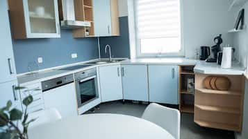 Fridge, oven, stovetop, dishwasher