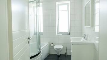 Duschwanne, Handtücher, Toilettenpapier