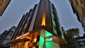Um moderno edifício de hotel com uma placa de destaque que diz "HOTEL ZORBIT".