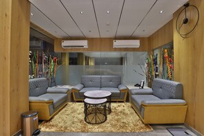 Coin salon dans le hall