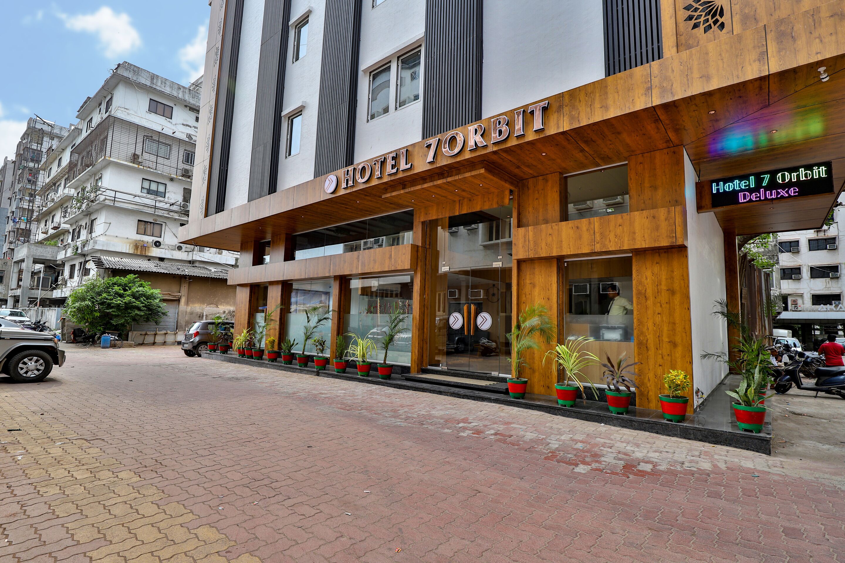 Ein Hotel mit einer modernen Fassade, mehreren Etagen und einem markanten Eingang.
