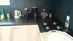 Ofen, Küchenrolle, Esstisch, Kücheninsel