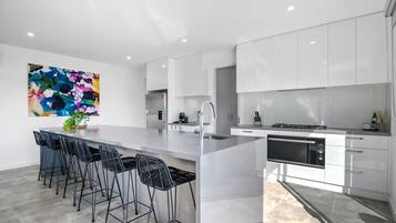 Fridge, microwave, stovetop, dishwasher