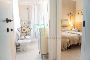 Douche, sèche-cheveux, bidet, serviettes fournies