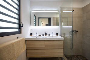 Dusche, Haartrockner, Handtücher